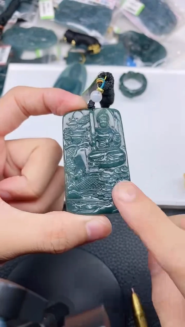 颈饰未镶嵌翡翠