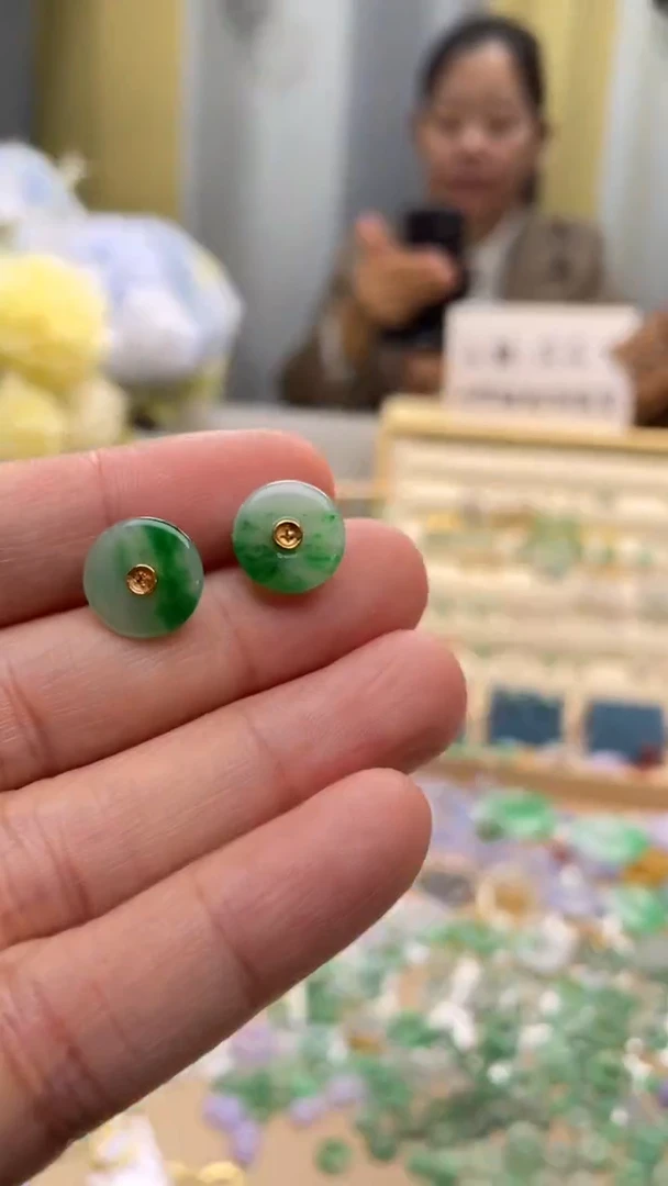 颈饰18K金镶嵌翡翠平安扣耳钉一对