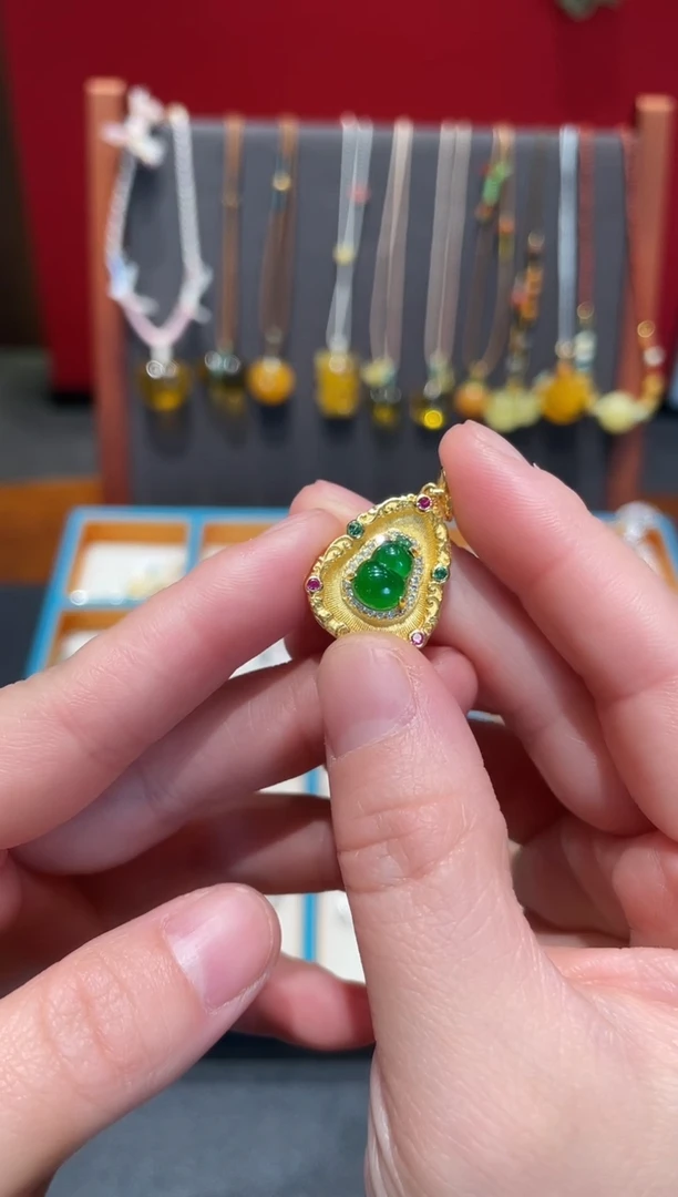 颈饰银S925镀金镶嵌翡翠葫芦吊坠