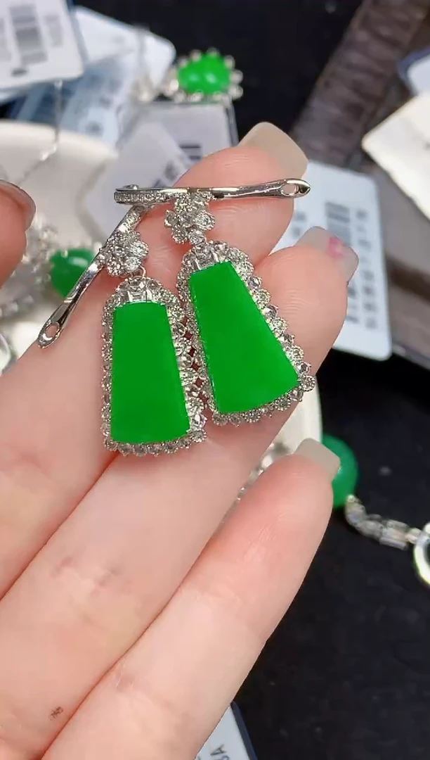 18K金镶嵌翡翠耳饰多样性发其一