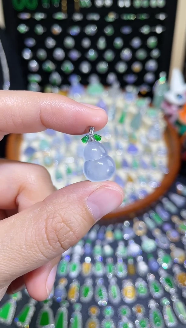 颈饰18K金镶嵌翡翠高冰玻葫芦吊坠