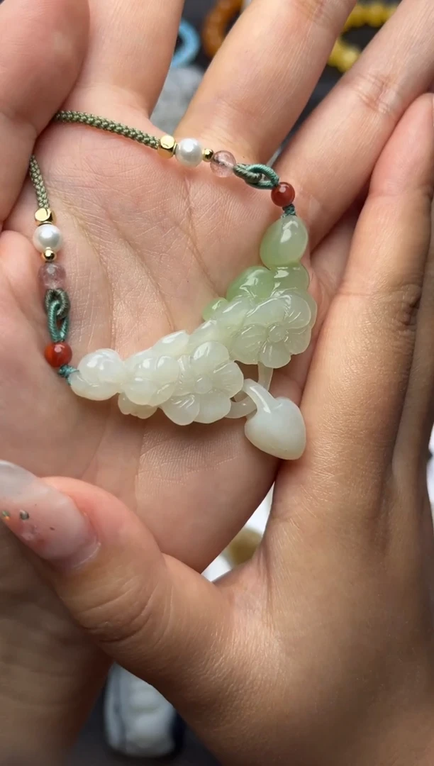 颈饰未镶嵌和田玉吊坠