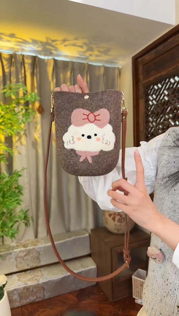 羊毛非遗羊毛毡包 手机包小狗