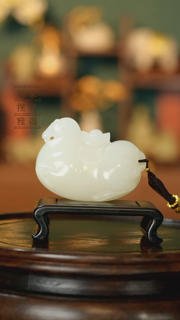 玉马上有钱手把件