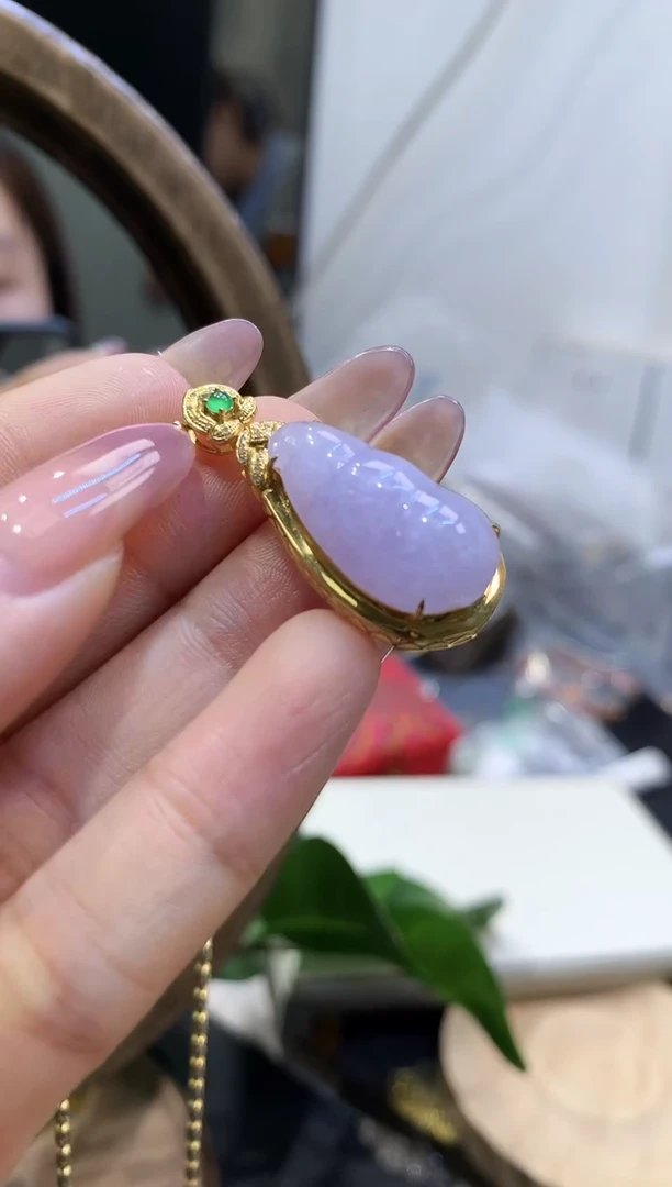 18K金镶嵌挂件翡翠豆子