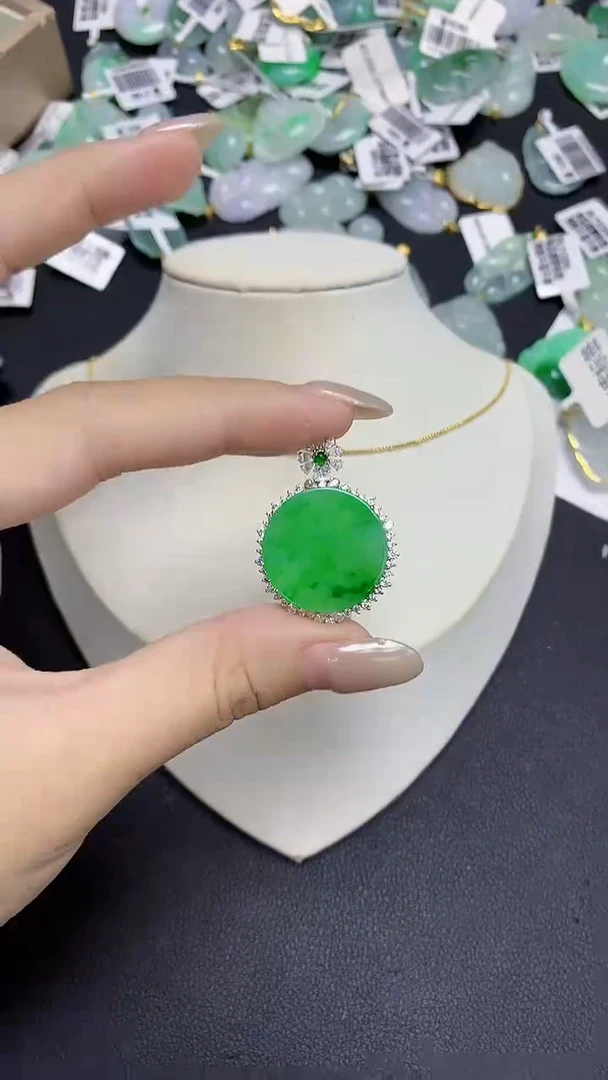 翡翠18K金镶嵌颈饰天然缅甸翡翠A货