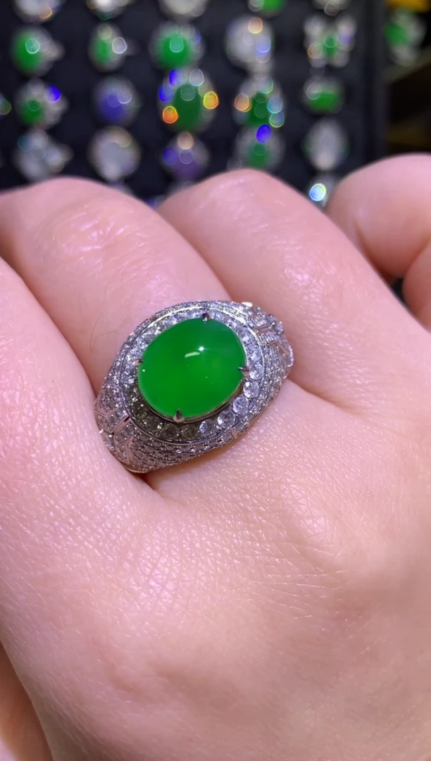 【闪购商品】翡翠戒指18K金镶嵌高冰满绿阳绿蛋面男戒