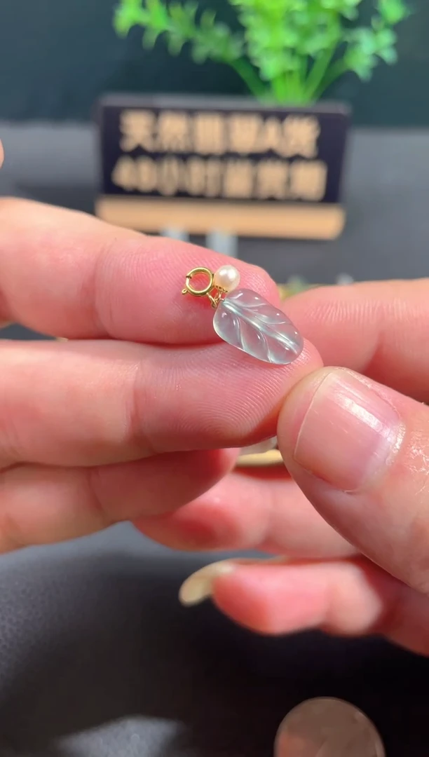 翡翠18K金镶嵌颈饰翡翠