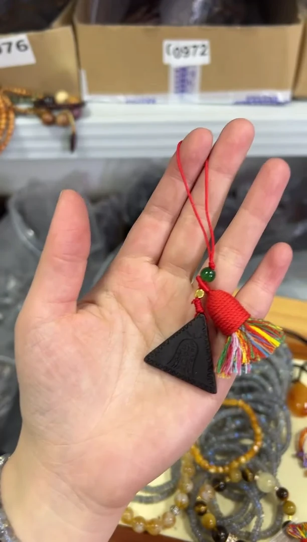 【闪购商品】檀香木手串未镶嵌花奇檀香木三角牌挂件[0317]