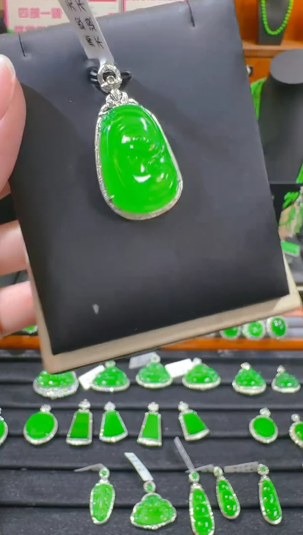 翡翠18K金镶嵌吊坠(赠链)天然a货翡翠