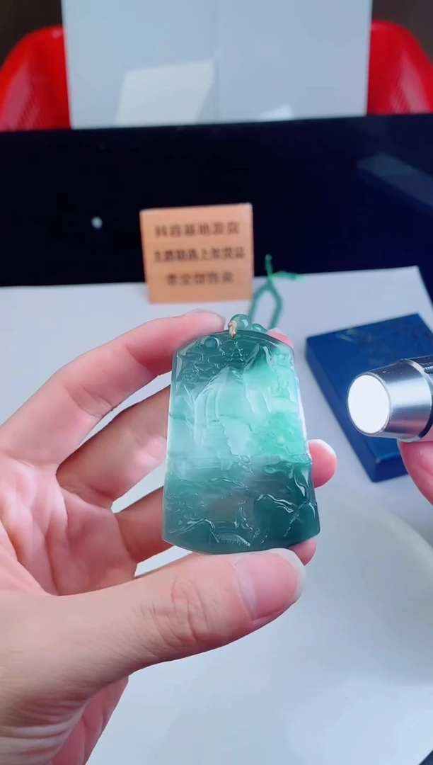 颈饰未镶嵌翡翠             `