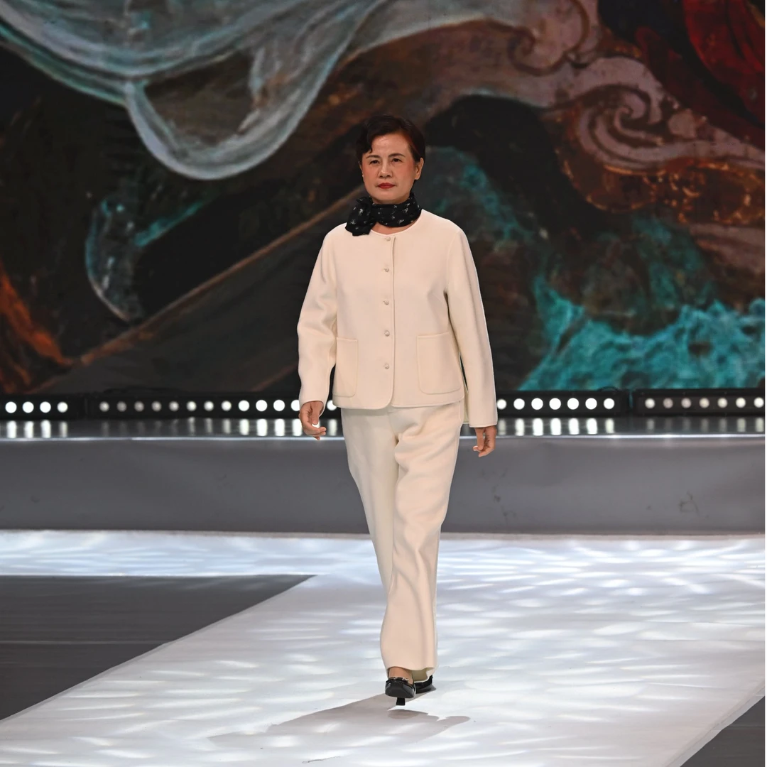 2025雅莲玺冬季新品发布会白色短款羊绒套装2-2