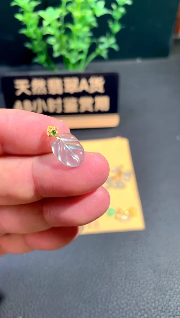 颈饰18K金镶嵌翡翠翡翠