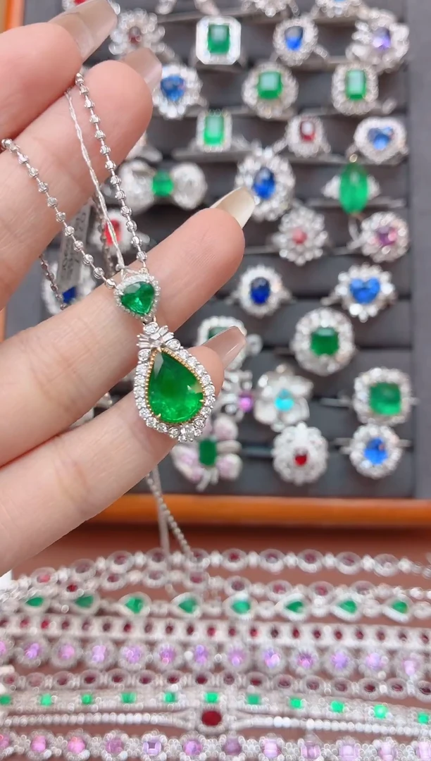 18K金镶嵌吊坠祖母绿-2.8克拉*沃顿绿（不含链子）