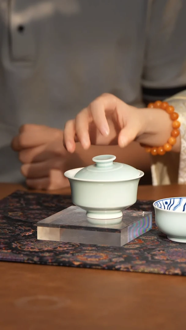 L良朋影青釉鱼藻盖碗