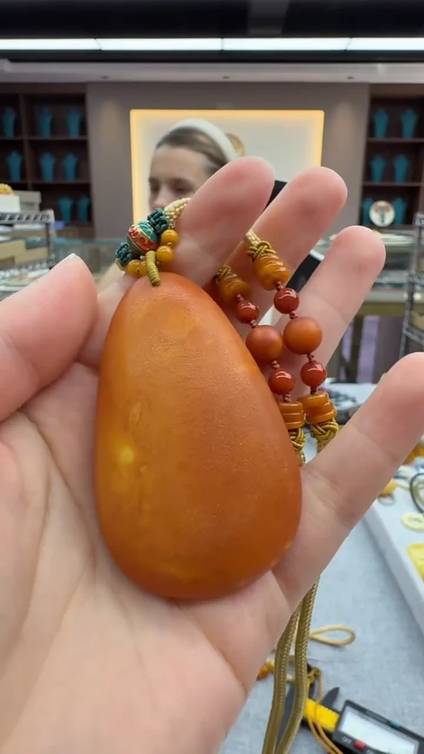 琥珀颈饰未镶嵌380秒拍号 假一罚三