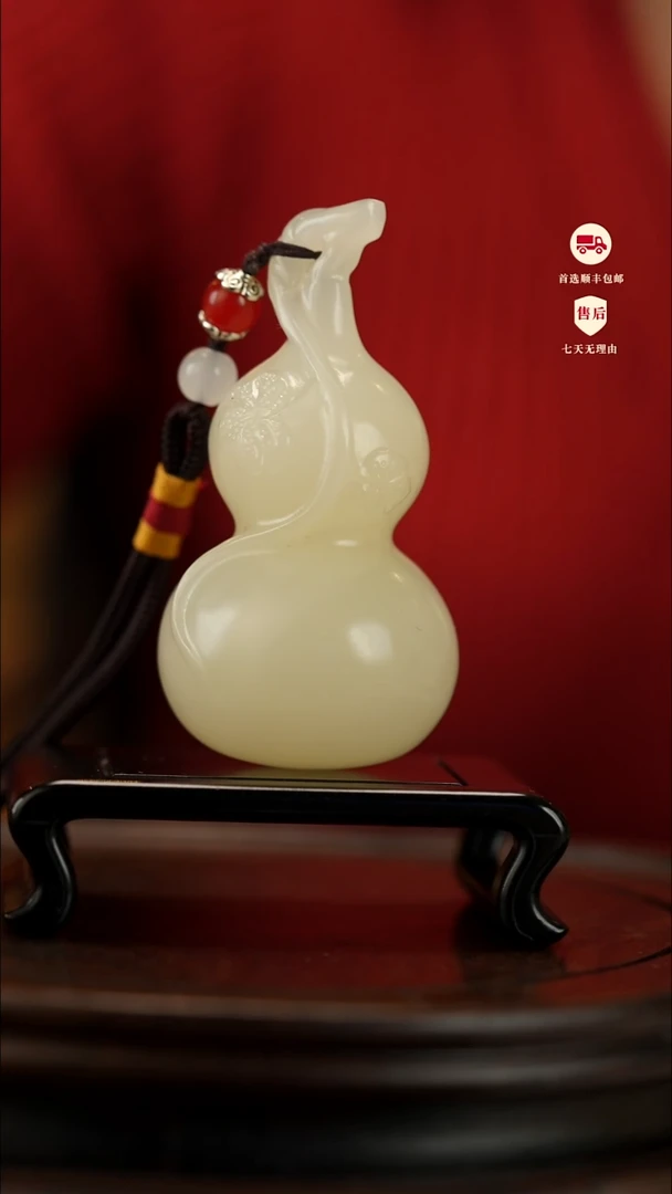 云南石竹叶青雕刻：大叶葫芦手把件
