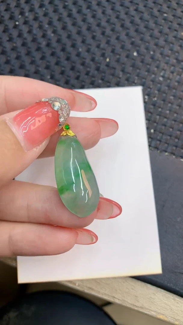 颈饰18K金镶嵌翡翠1·1