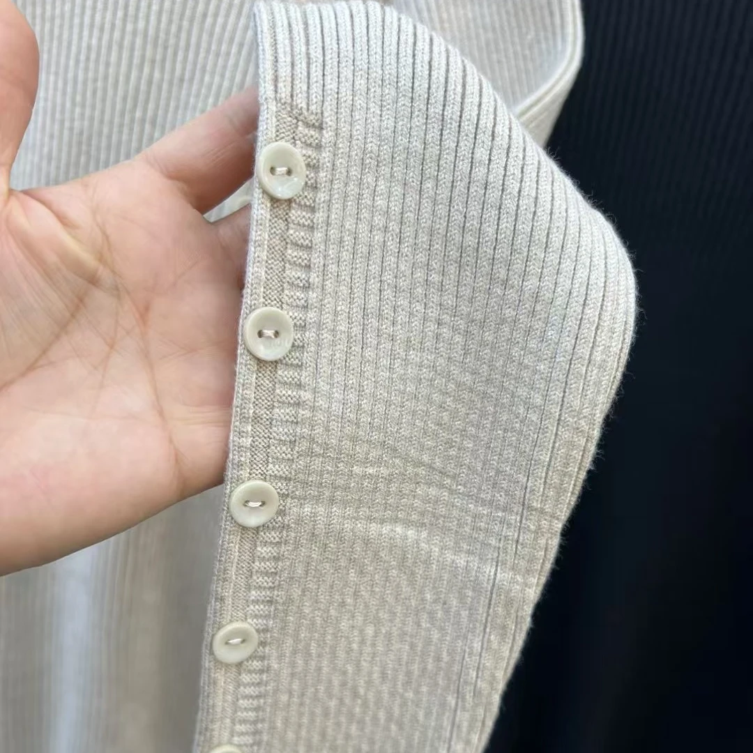 好看的设计款针织上衣