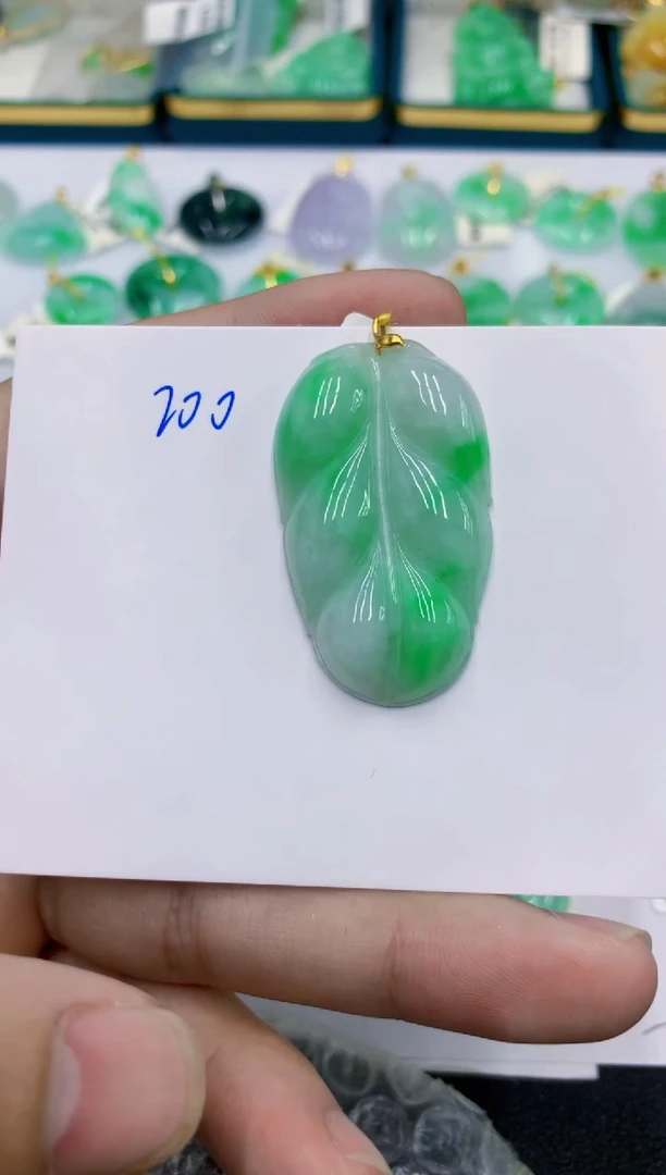 颈饰18K金镶嵌翡翠柠****?翡翠