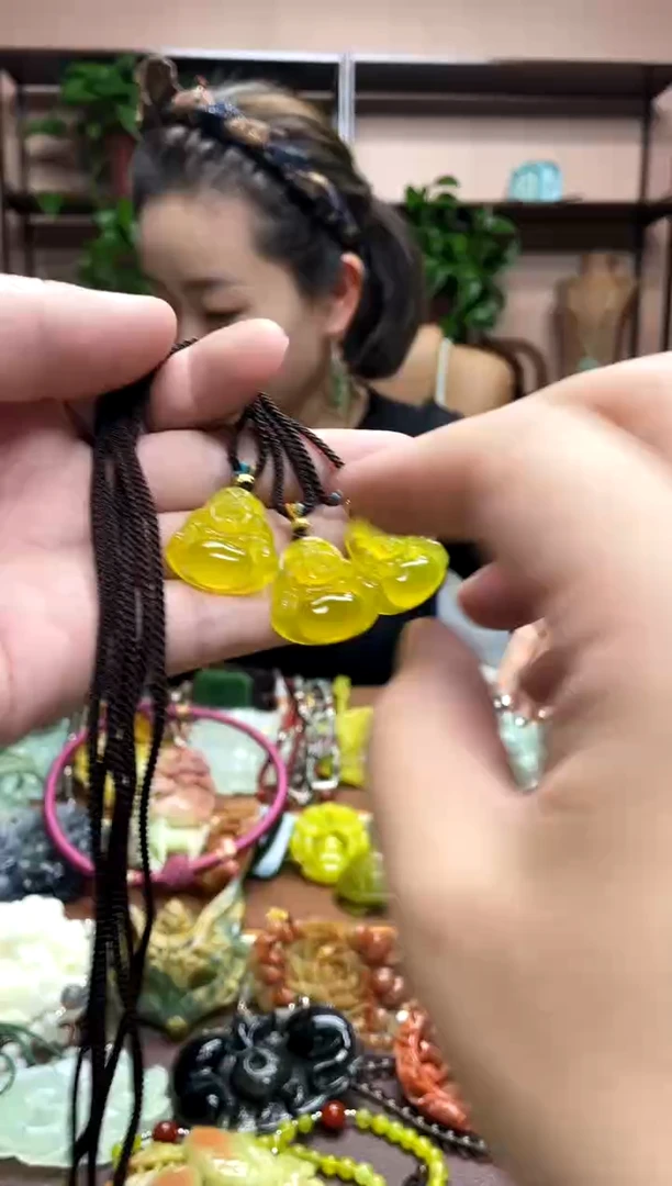 未镶嵌岫玉颈饰多样性发货发其中之一