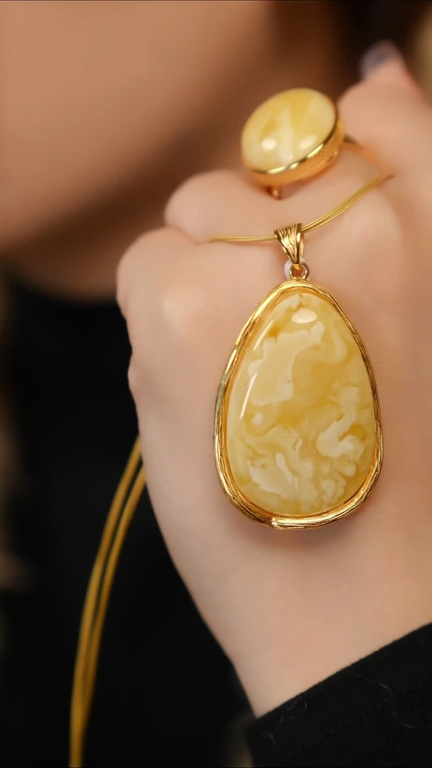 蜜蜡吊坠(赠链)银S925镶嵌孤品油画吊坠