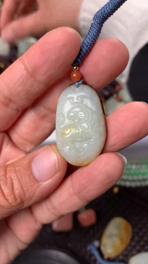 【闪购商品】和田玉颈饰未镶嵌多样性发货没有证书.拍一发一，有瑕