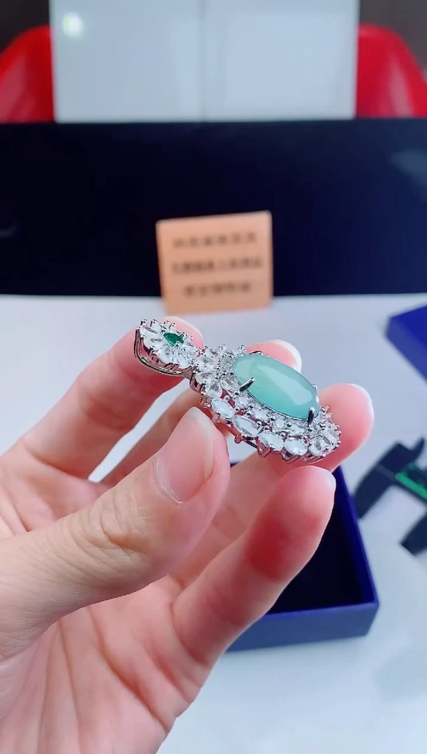 颈饰未镶嵌翡翠