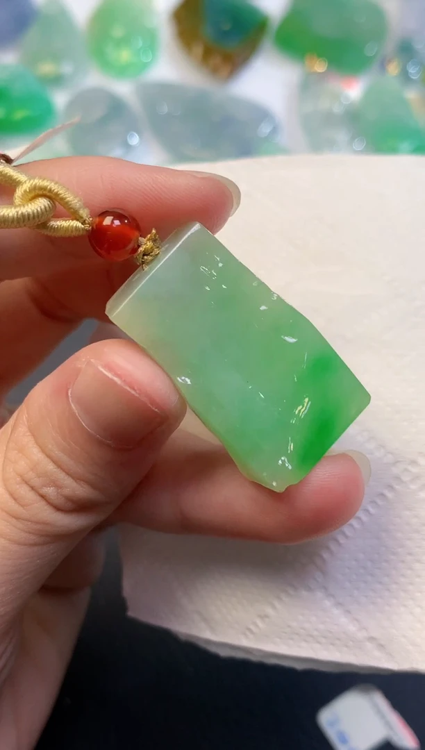 颈饰未镶嵌翡翠