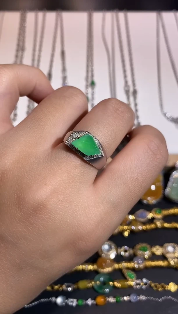 18K金镶嵌戒指翡翠戒指