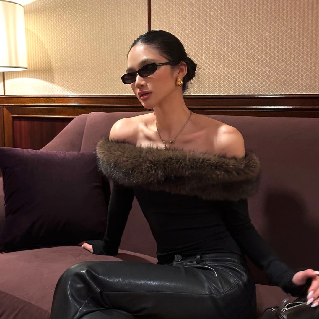 黑色毛领一字肩修身长袖抹胸上衣女秋季新款辣妹复古皮裤两件套