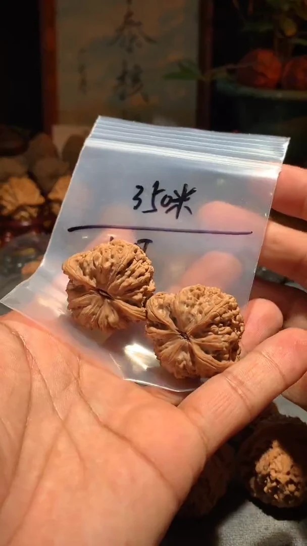 把件桃核?**?丰泰文玩  老树三角密文 38  尺寸左右