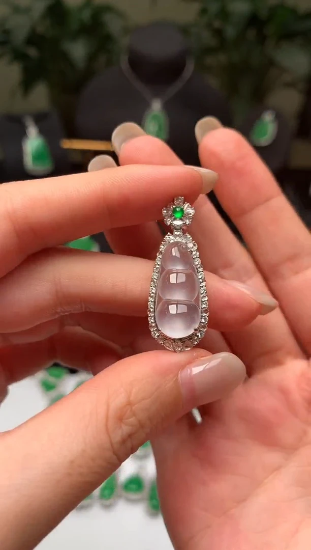 翡翠18K金镶嵌吊坠(不含链)福豆