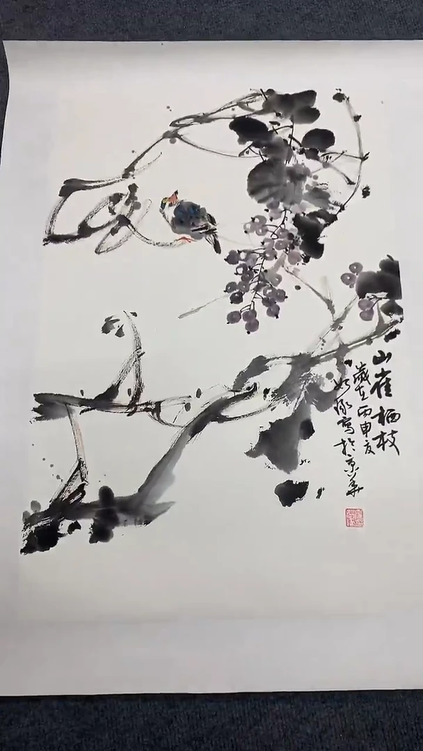 竖款精品开三花鸟，