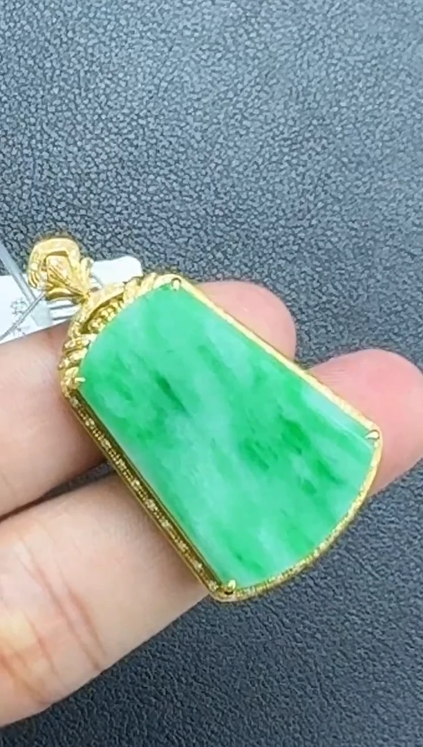 颈饰18K金镶嵌翡翠无事牌