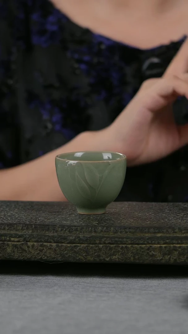 秘色釉枝叶鸡心杯