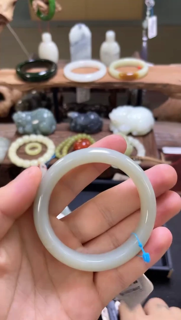 和田玉手镯未镶嵌且末青白手镯 52.9