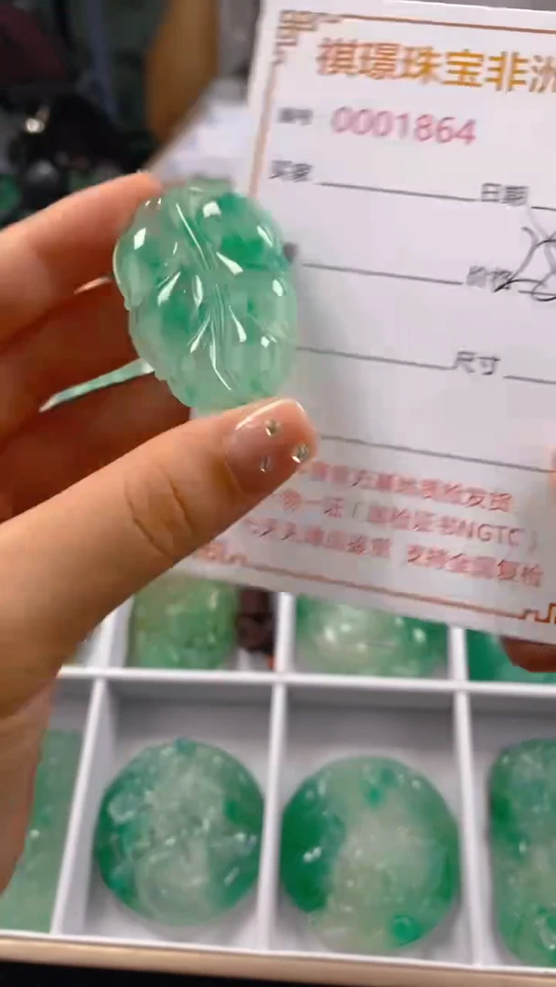 石英质玉未镶嵌颈饰1864