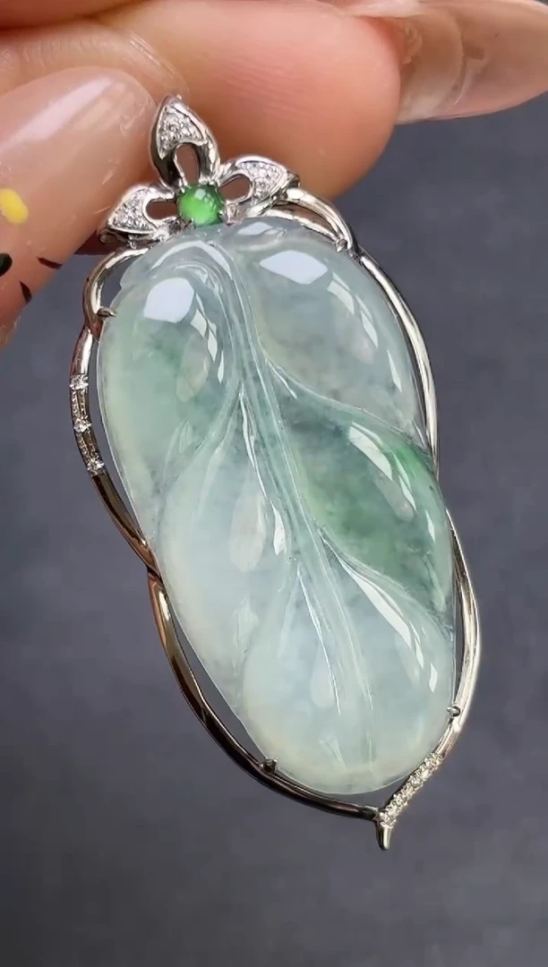 颈饰18K金镶嵌翡翠叶子