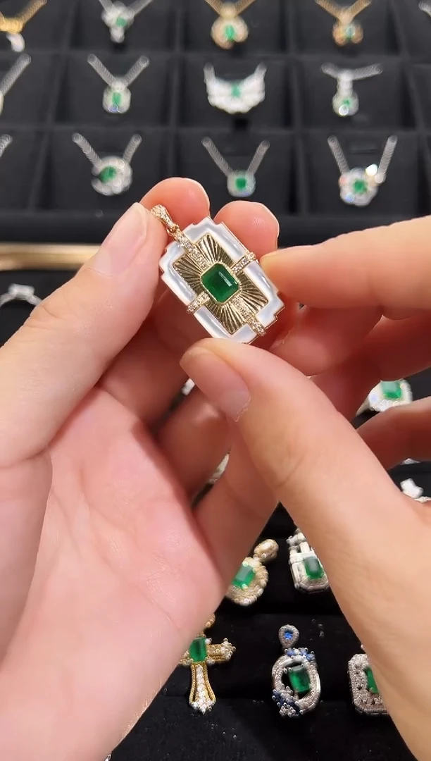 【闪购商品】祖母绿吊坠(不含链)18K金镶嵌祖母绿