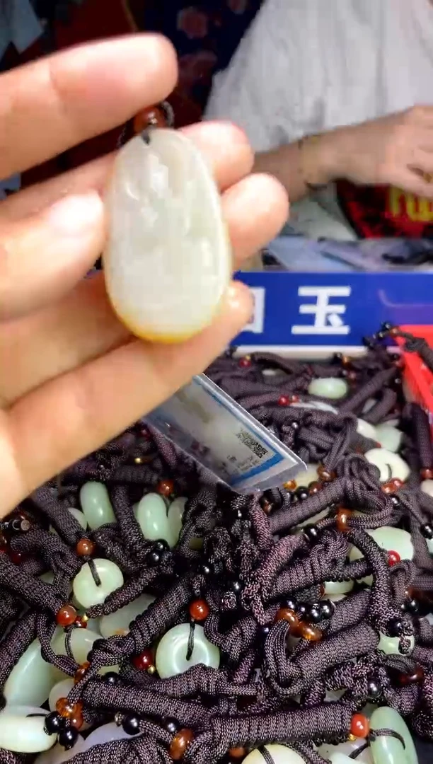 未镶嵌和田玉挂件1