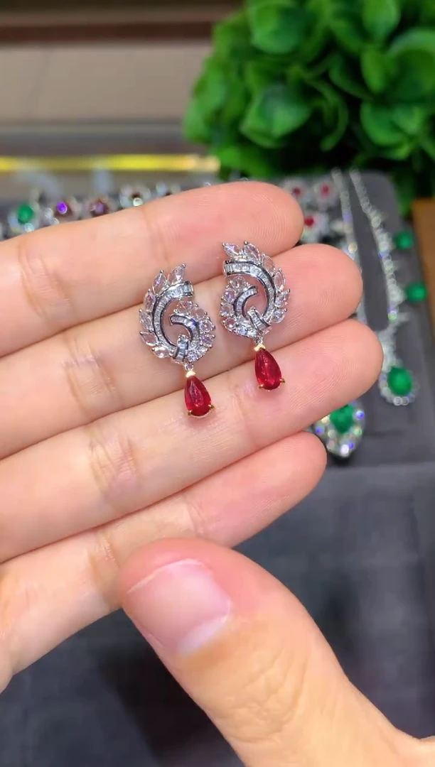 18K金镶嵌耳饰红宝石0.9ct