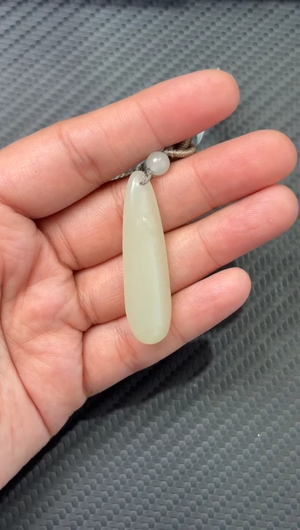 吊坠(赠链)未镶嵌和田玉且末微色差迪克兰一细