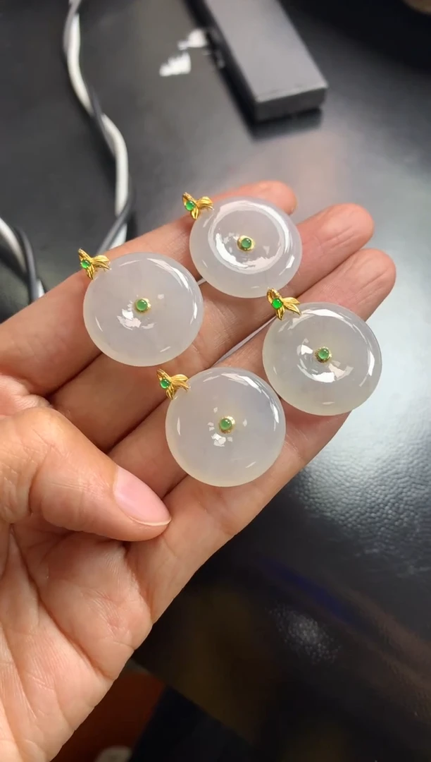 颈饰18K金镶嵌翡翠平安扣（多样性发一）