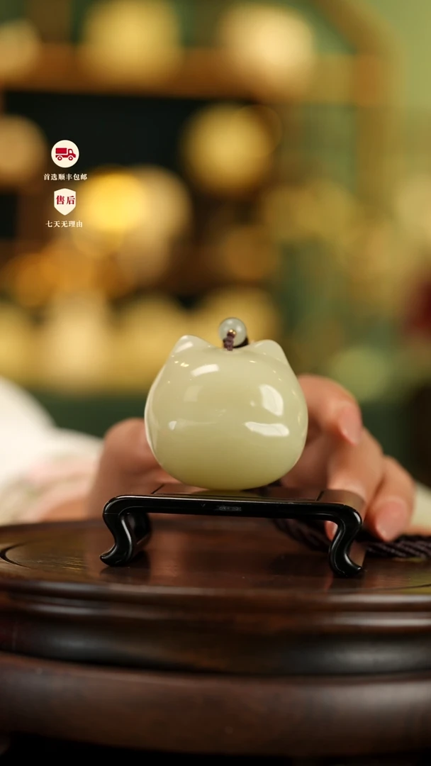 云南石竹叶青雕刻：可爱猫咪手把件