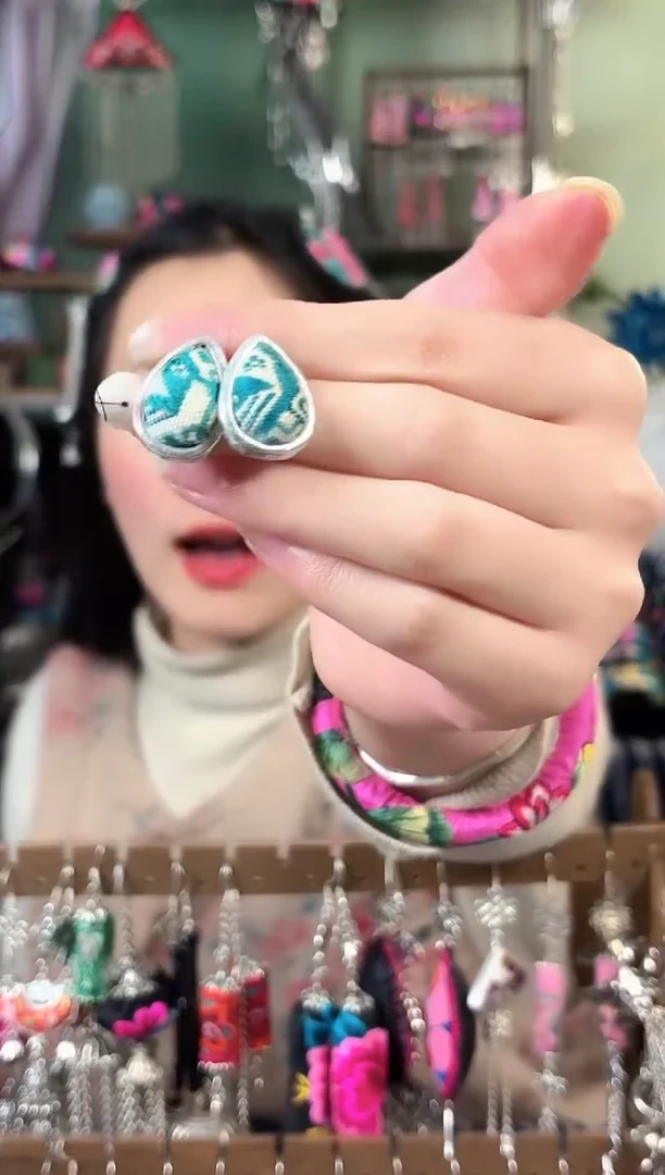 彩云南阁非遗老绣饰品506*