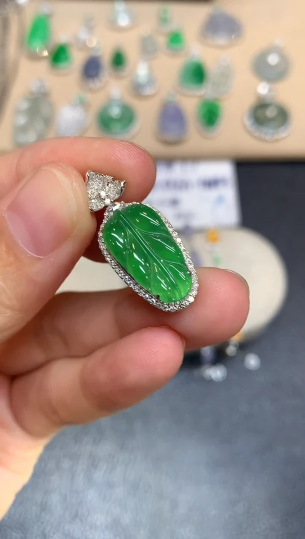 颈饰18K金镶嵌翡翠树叶【无服务费【48小时鉴赏期】