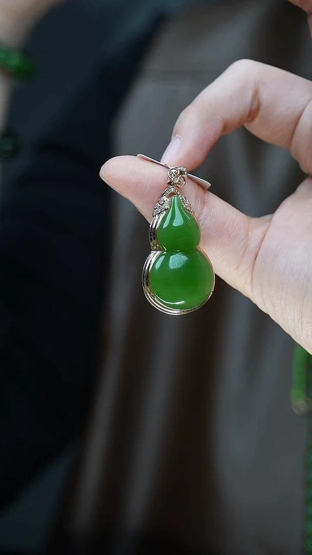 吊坠(赠链)18K金镶嵌和田玉（碧玉）22