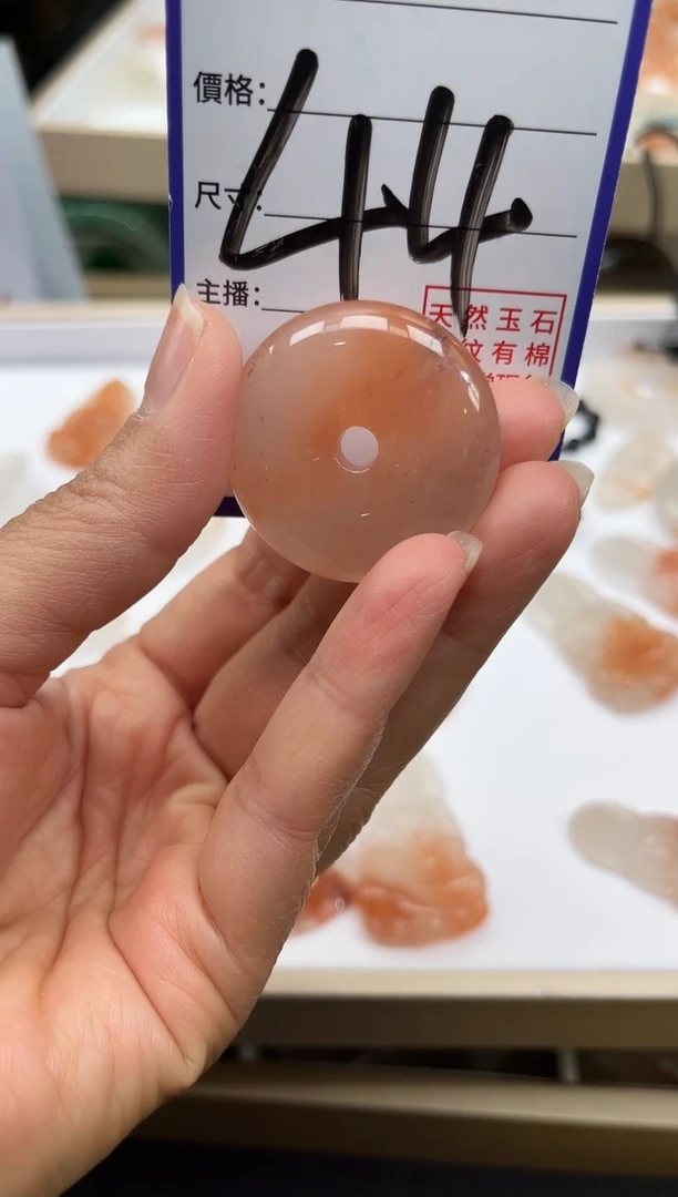 颈饰未镶嵌石英质玉（非洲翠）平安扣