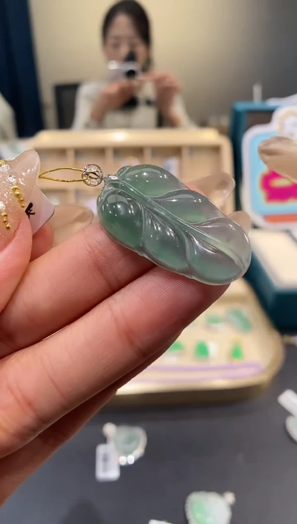 【闪购商品】翡翠吊坠(不含链)18K金镶嵌叶子